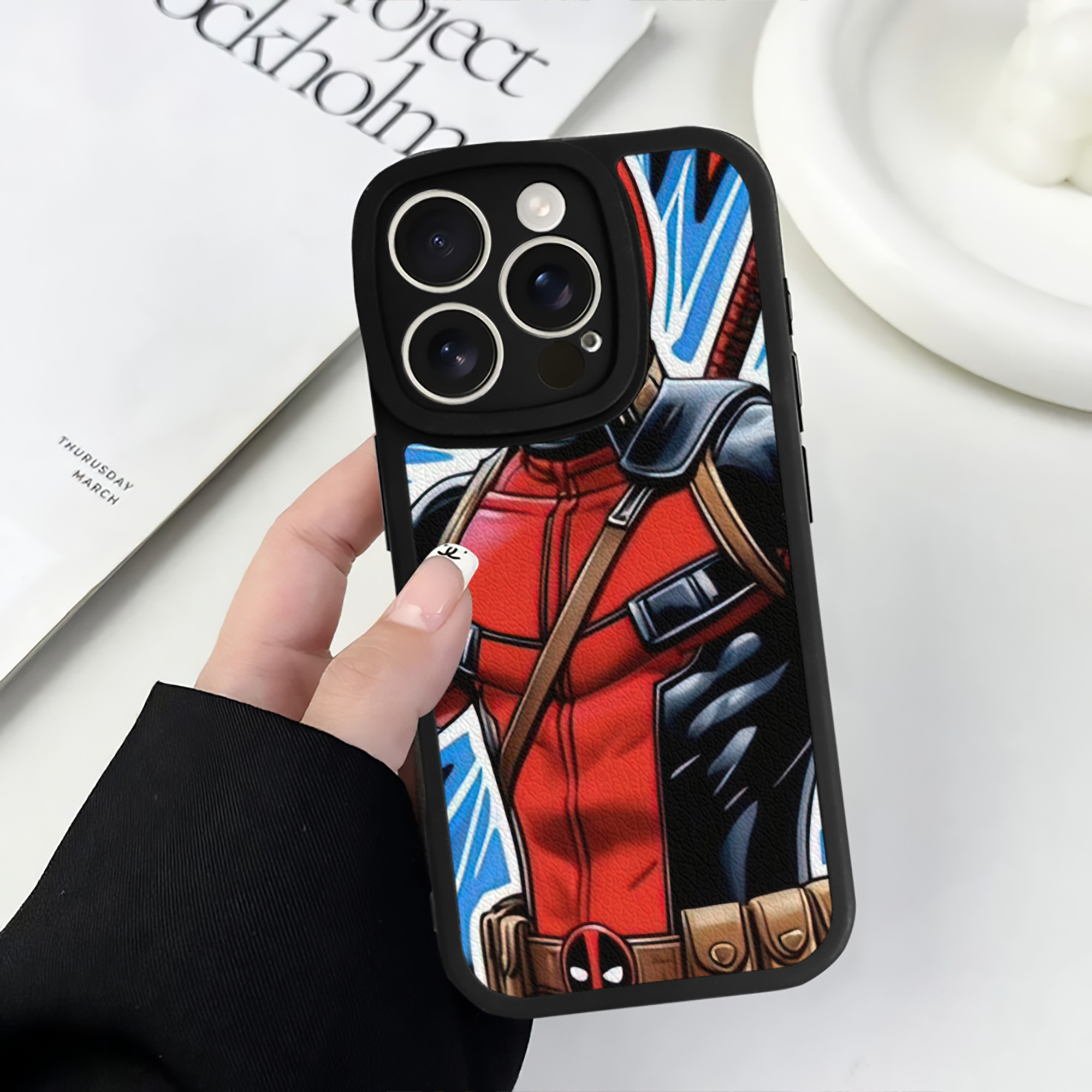 （画像用） Deadpool デッドプール 【iPhone 16シリーズ対応】シリコンスマホケース（レザー調） 材質：シリコン